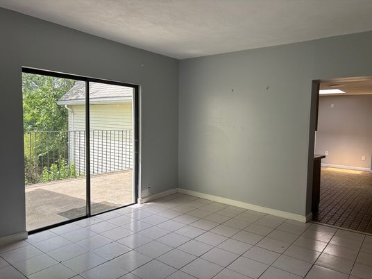 Empty room, Interior