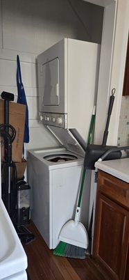 Interior, Utility Closets, Washer, Wood Texture Flooring