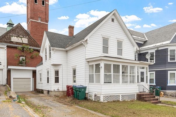Attached, Exterior, Facade, Queen Anne Victorian