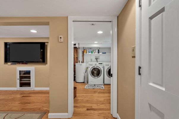 Interior, Recessed Lighting, Washer, Wood Texture Flooring
