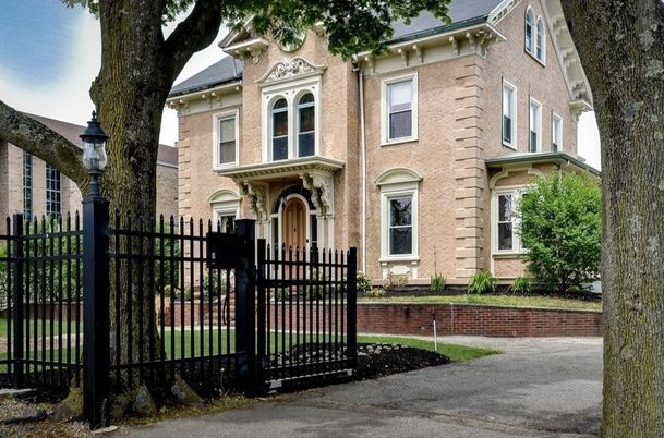 Exterior, Facade, Brick Facade, Rowhouse