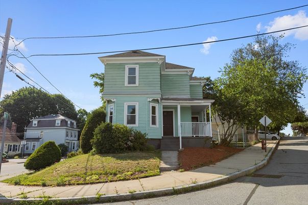 Exterior, Facade, American Foursquare