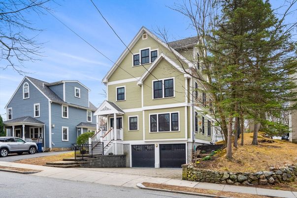 Attached, Exterior, Facade, Queen Anne Victorian