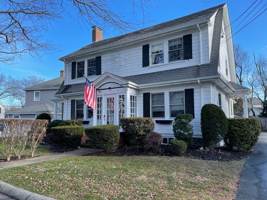 Exterior, Facade, American Foursquare