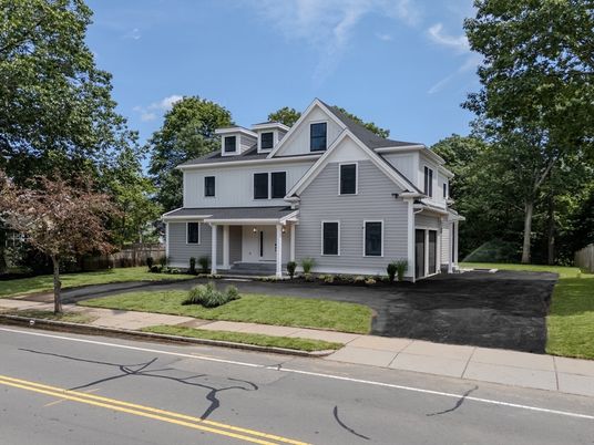 Attached, Exterior, Facade, Farmhouse