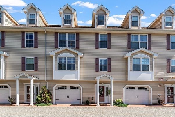 Attached, Exterior, Facade, Rowhouse