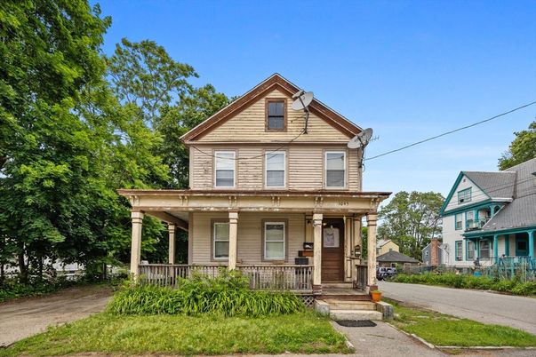 Exterior, Facade, Queen Anne Victorian