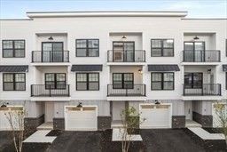 Exterior, Facade, Rowhouse