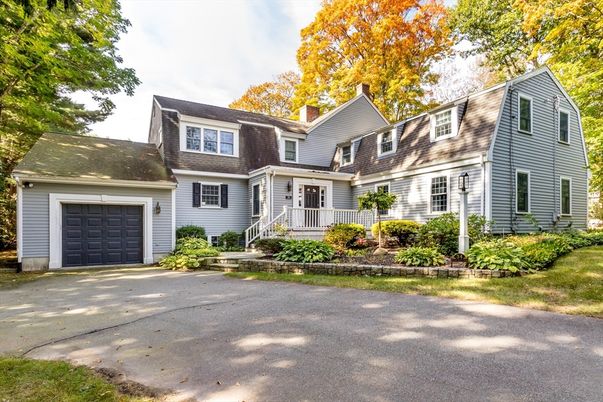 Attached, Exterior, Facade, Cape Cod
