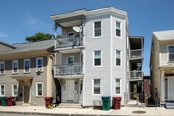 Exterior, Facade, Rowhouse