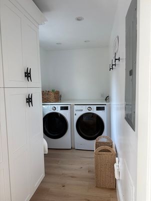 Interior, Recessed Lighting, Washer, Wood Texture Flooring