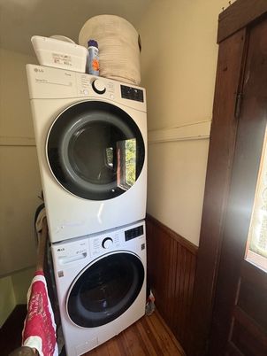 Interior, Utility Closets, Washer, Wood Texture Flooring
