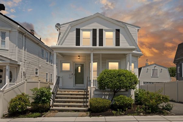 Exterior, Facade, Queen Anne Victorian