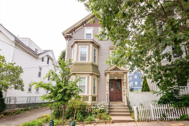 Exterior, Facade, Queen Anne Victorian