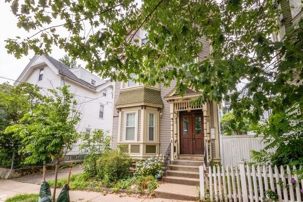 Exterior, Facade, Queen Anne Victorian