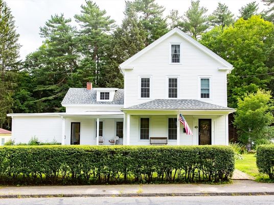 Exterior, Facade, Farmhouse