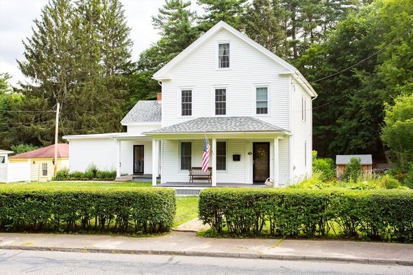 Exterior, Facade, Farmhouse