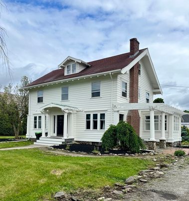 Exterior, Facade, American Foursquare