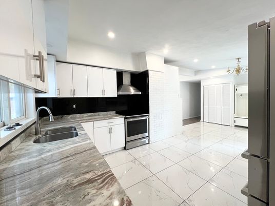 Chandelier, Interior, Kitchen, Marble, Recessed Lighting, Stainless Steel Appliances