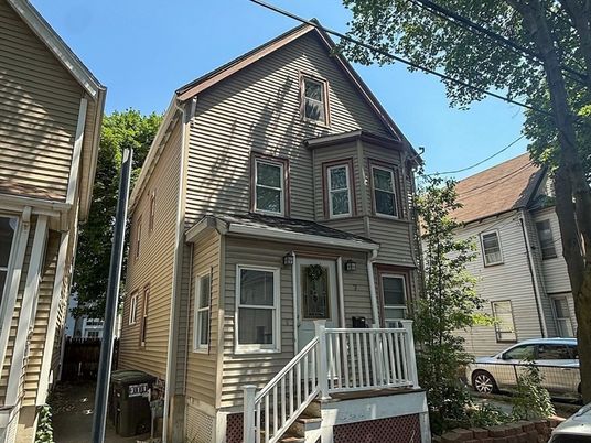 Exterior, Facade, Queen Anne Victorian