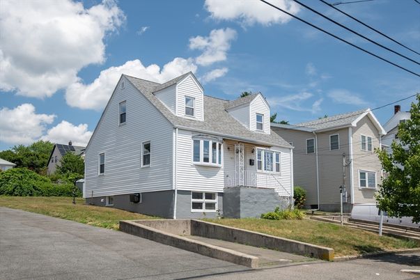 Exterior, Facade, Cape Cod