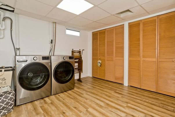 Interior, Washer, Wood Texture Flooring