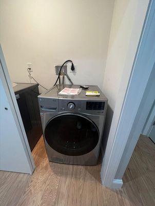 Interior, Washer, Wood Texture Flooring