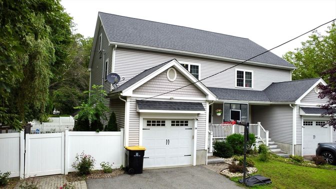Attached, Exterior, Facade, Queen Anne Victorian