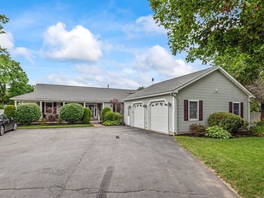 Attached, Exterior, Facade, Ranch