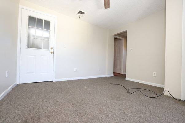 Empty room, Interior