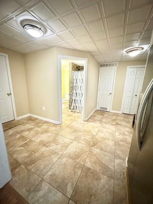 Empty room, Interior