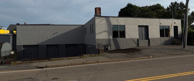 Exterior, Facade, Modern