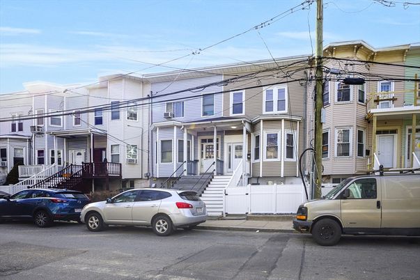 Exterior, Facade, Rowhouse