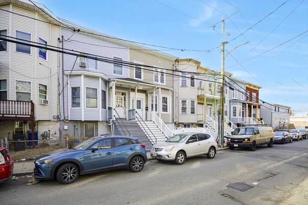 Exterior, Facade, Rowhouse