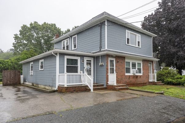 Exterior, Facade, Brick Facade, American Foursquare