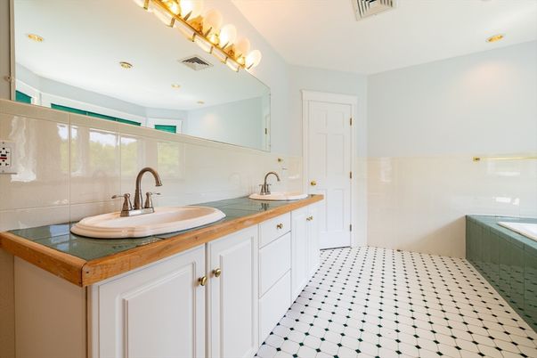 Bathroom, Dual Sink Vanities, Interior, Recessed Lighting
