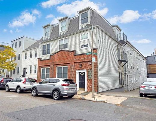 Exterior, Facade, Brick Facade, Rowhouse