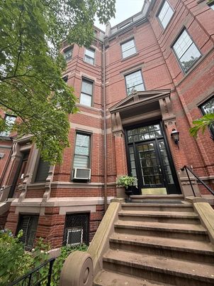 Exterior, Facade, Brick Facade, Rowhouse