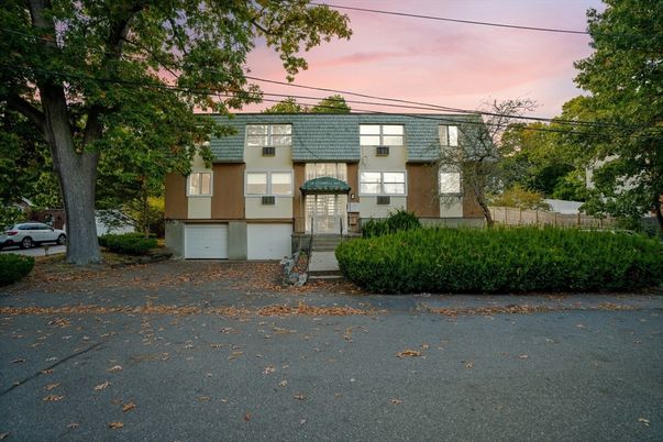 Exterior, Facade, Rowhouse