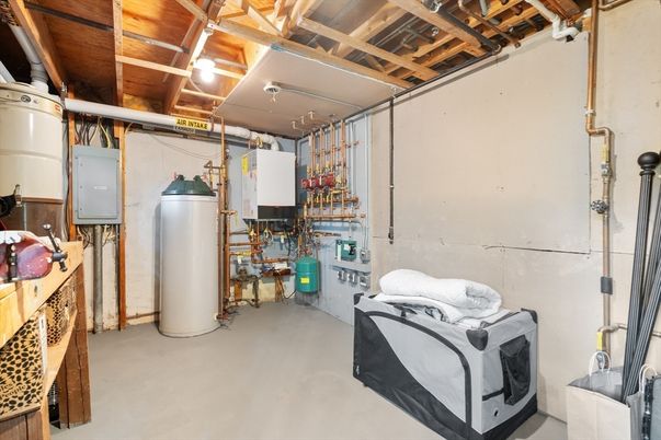 Interior, Washer, Wooden Beams