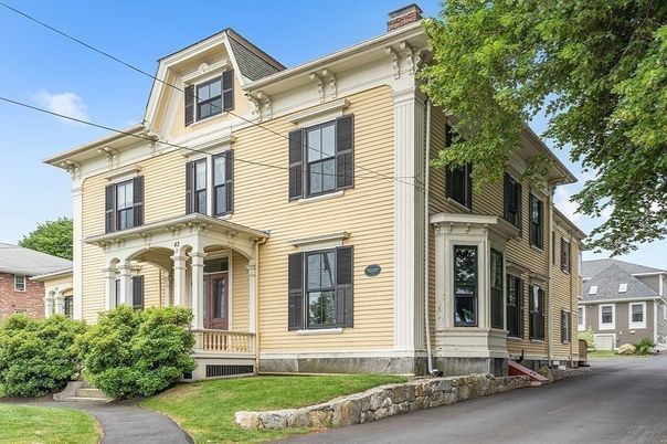 Exterior, Facade, Queen Anne Victorian