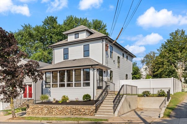 Exterior, Facade, American Foursquare
