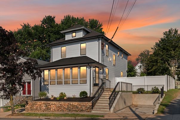 Exterior, Facade, American Foursquare