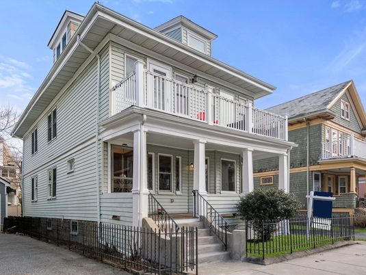 Exterior, Facade, American Foursquare