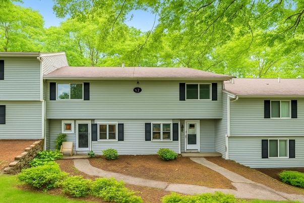 Exterior, Facade, Raised Ranch
