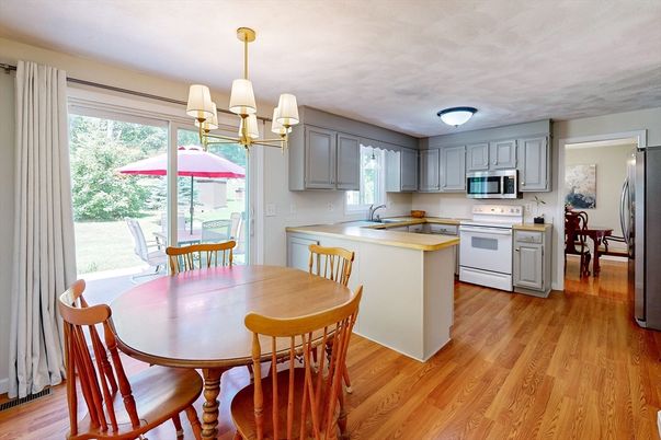 Chandelier, Dining room, Interior, Kitchen, Stainless Steel Appliances, Wood Texture Flooring