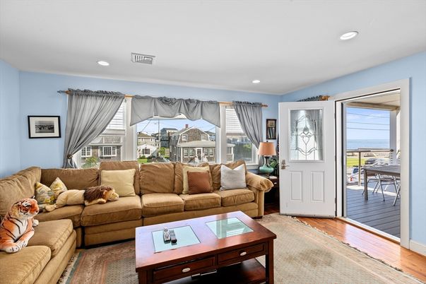 Interior, Living room, Recessed Lighting, Water, Wood Texture Flooring