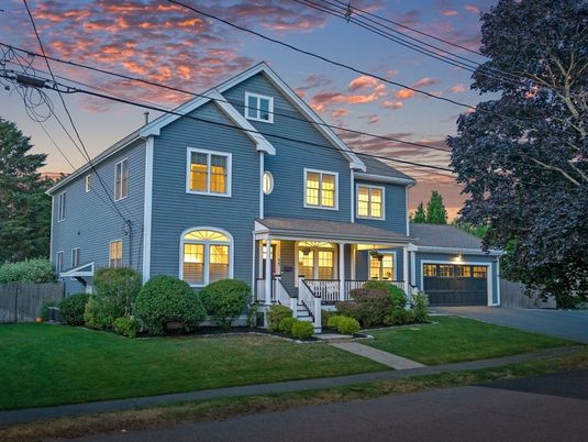 Attached, Exterior, Facade, Queen Anne Victorian