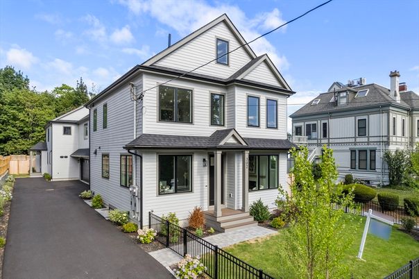 Exterior, Facade, Queen Anne Victorian