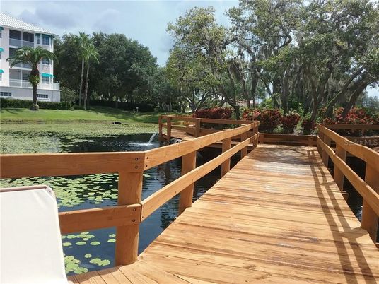 Exterior, Lake